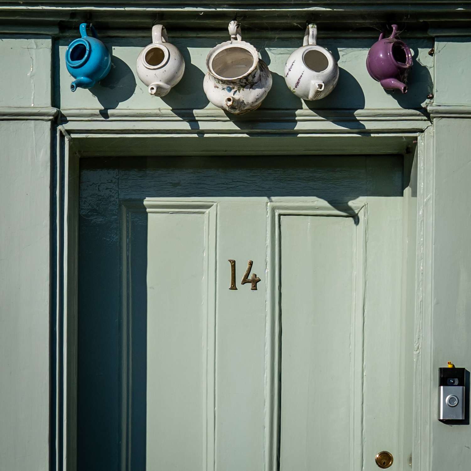 Plaque 2 Market Place teapots